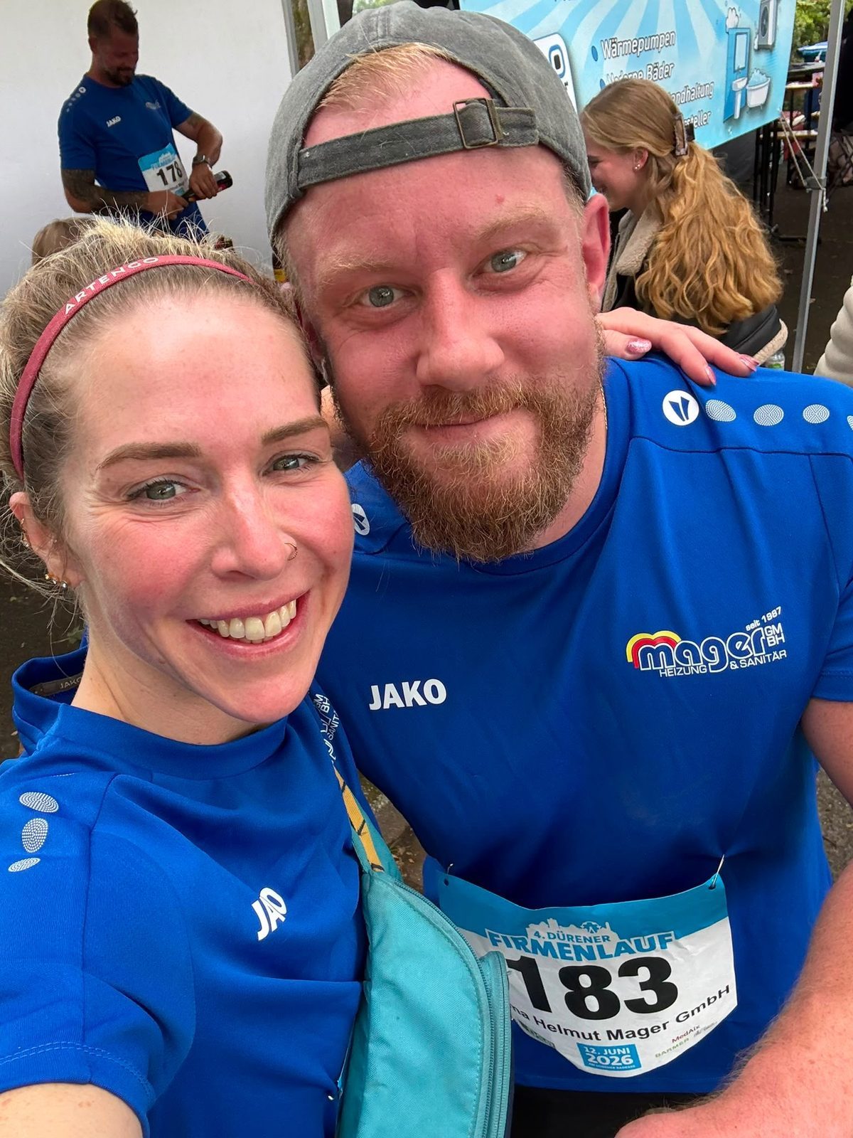 Zwei Mager-Teammitglieder mit Startnummer 183 beim 4. Dürener Firmenlauf