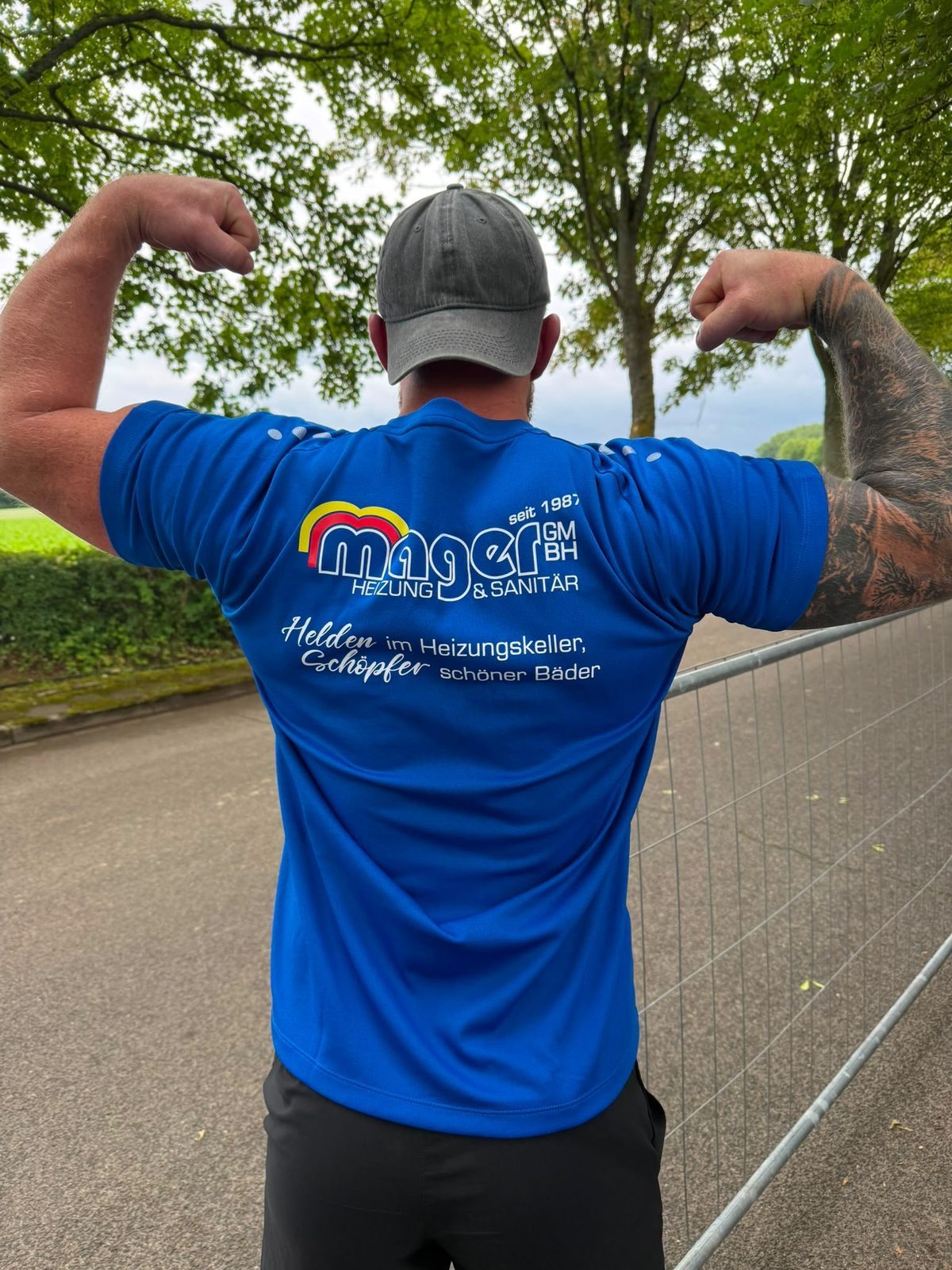 Rückseite des Mager-Lauftrikots mit dem Slogan Helden im Heizungskeller, Schöpfer schöner Bäder