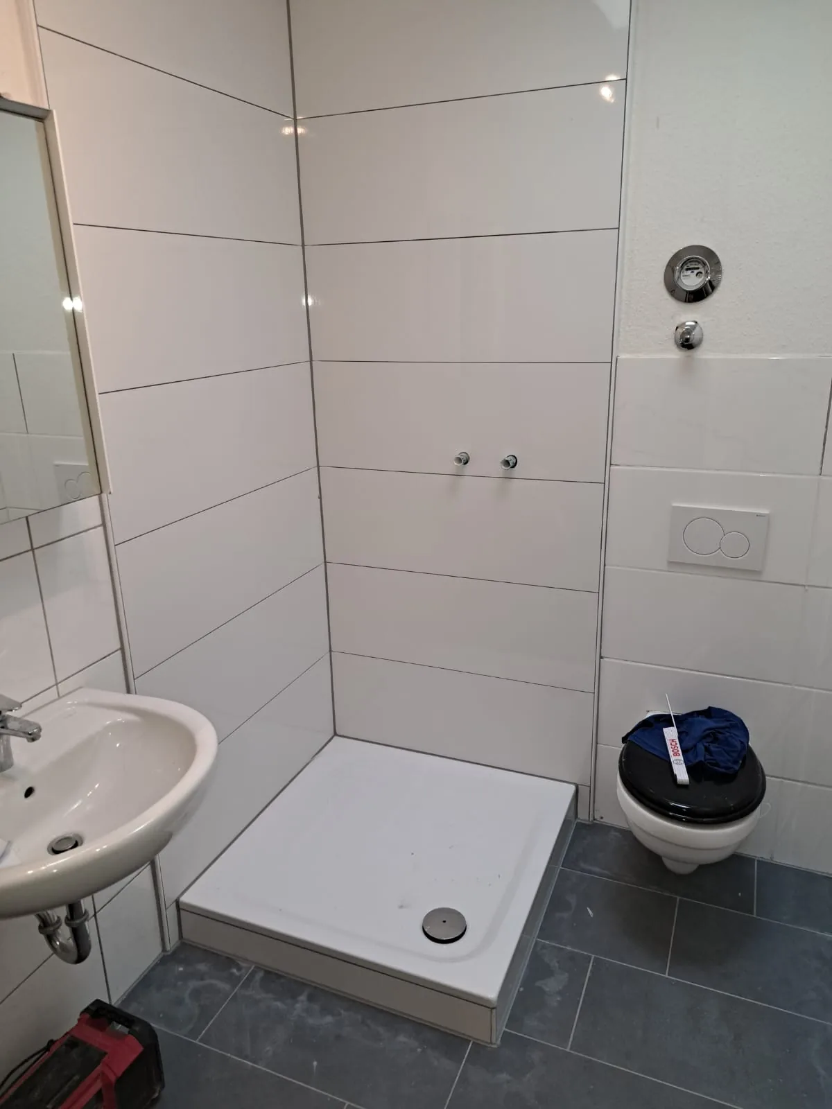 Nachher: fertig geflieste Dusche mit flacher Duschwanne in Düren