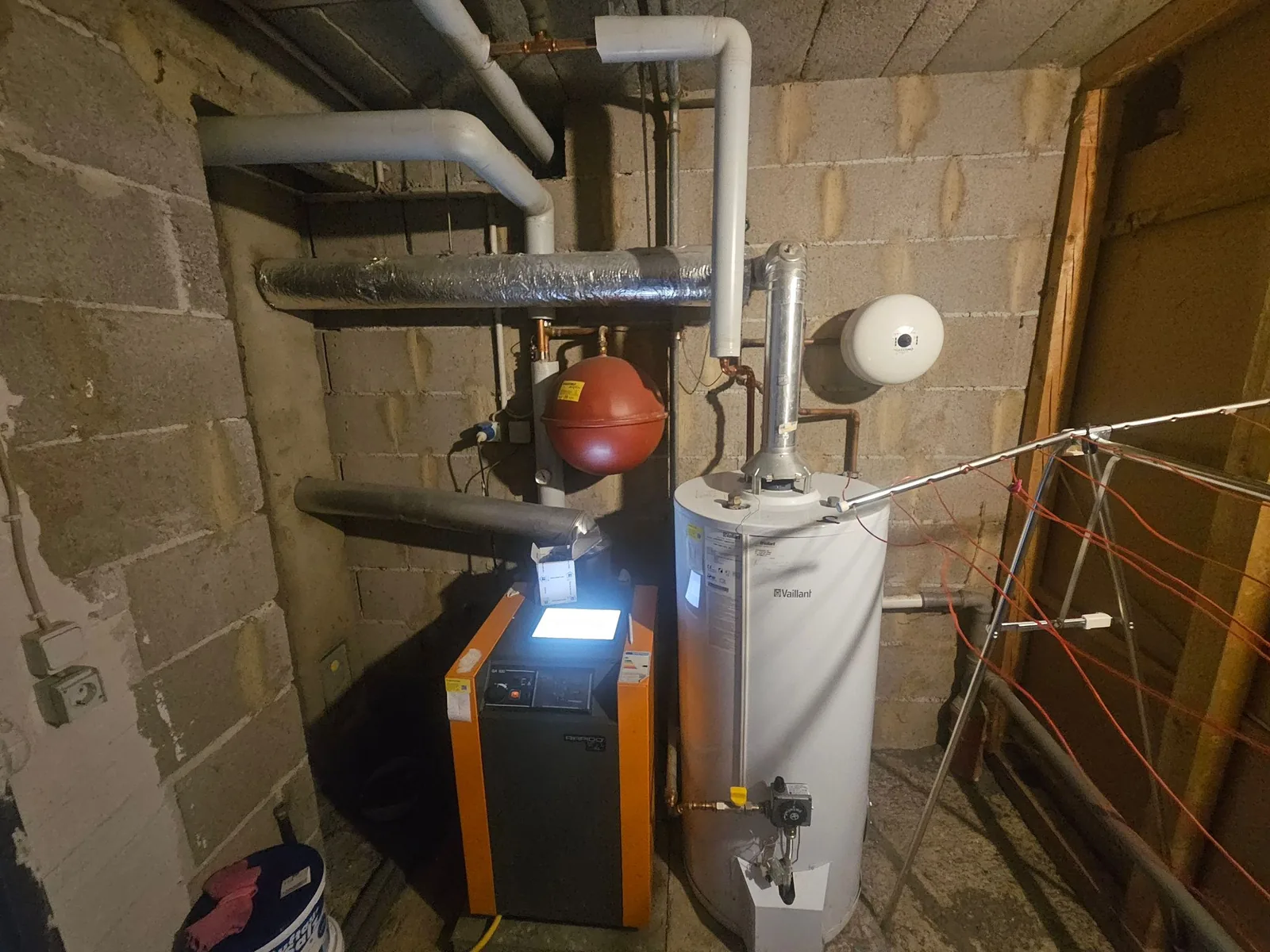 Vorher: alte Heizung mit separatem Warmwasserspeicher im Keller in Arnoldsweiler