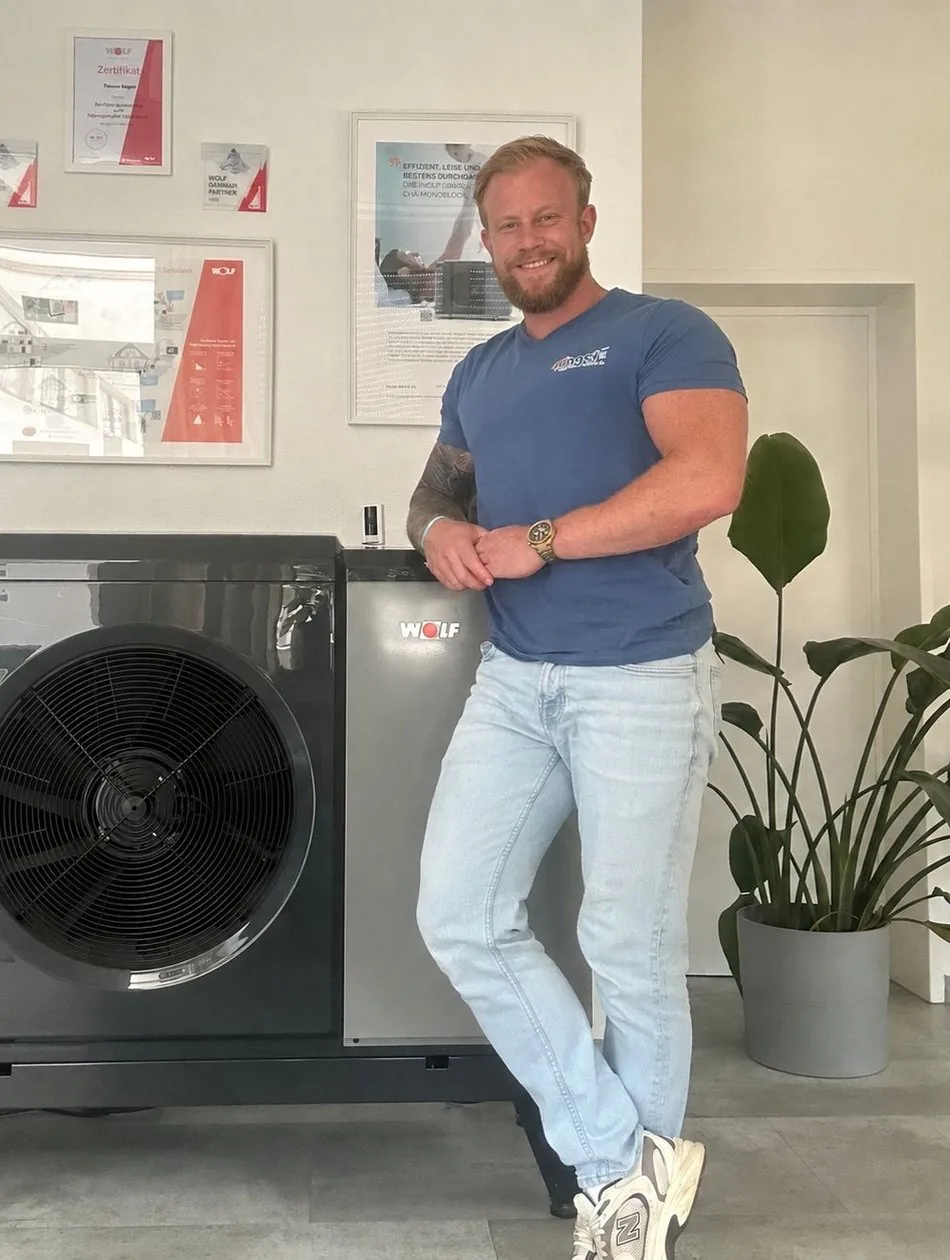 Thomas Mager, Geschäftsführer der Helmut Mager GmbH, vor einer Wolf-Wärmepumpe